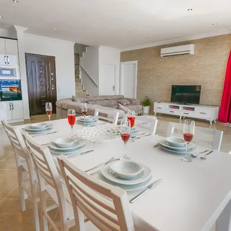 Luxury 3 Bedroom In Uzumlu Village ヴィラ カルカン